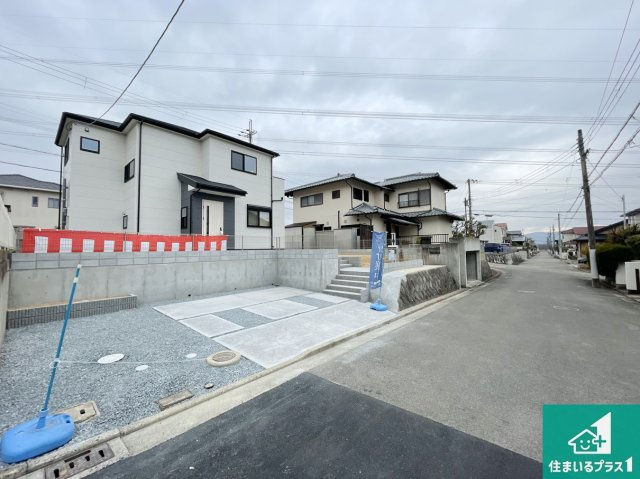 川辺郡猪名川町伏見台　第8期　新築一戸建ての前面道路含む現地写真|周辺は閑静な住宅街！前面道路広々で車の出し入れも便利です。駐車が苦手な方でも安心して車庫入れできます！