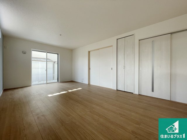 川辺郡猪名川町伏見台　第8期　新築一戸建ての居間・リビング|日当たり良好の明るいリビングで朝の目覚めもスッキリできそう！対面キッチンでご家族のコミュニケーションも自然と増える設計！小さなお子様が遊ぶスペースを作っても広々とくつろげるLDK！