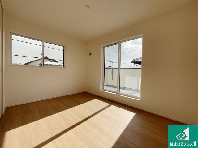 川辺郡猪名川町伏見台　第8期　新築一戸建ての洋室|シンプルな洋室は、自分好みのインテリアが楽しめます♪ご家族とインテリアや家具を選びに行くのは新築購入時の醍醐味の一つです。ぜひお楽しみください♪