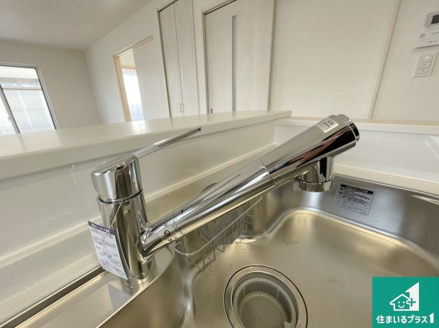 川辺郡猪名川町伏見台　第8期　新築一戸建ての設備|浄水器を内蔵！炊飯時、お茶を作る時に安心してお水を使えます！お湯と冷水、浄水と原水、シャワーの切替えもワンタッチです！