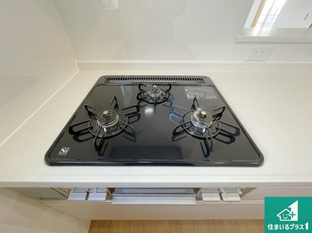 川辺郡猪名川町伏見台　第8期　新築一戸建ての設備|ダブル高火力Ｓｉセンサー付きコンロ！３口あるので、まとめて料理をする時も大活躍！