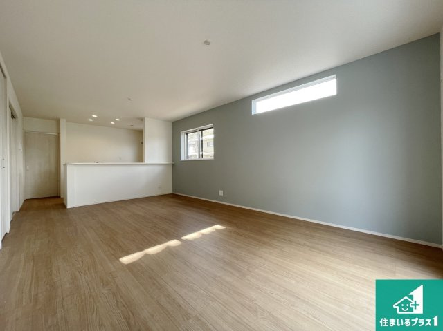 川辺郡猪名川町伏見台　第8期　新築一戸建ての居間・リビング|日当たり良好の明るいリビングで朝の目覚めもスッキリできそう！対面キッチンでご家族のコミュニケーションも自然と増える設計！小さなお子様が遊ぶスペースを作っても広々とくつろげるLDK！