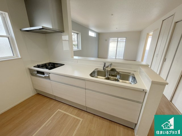 川辺郡猪名川町伏見台　第8期　新築一戸建てのキッチン|子供を見守りながらお料理が出来るため家族のコミュニケーションか増えます♪スペースが広く確保されている為お子様が大きくなったときは一緒に料理を楽しめます♪