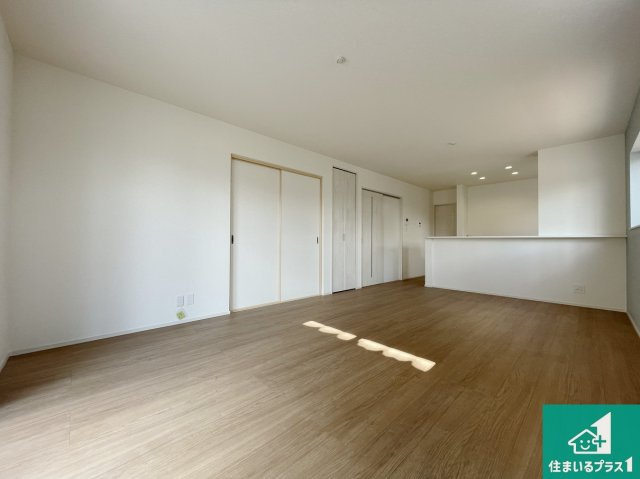 川辺郡猪名川町伏見台　第8期　新築一戸建ての居間・リビング|明るいリビングで朝の目覚めもスッキリできそう！対面キッチンでご家族のコミュニケーションも自然と増える設計！小さなお子様が遊ぶスペースを作っても広々とくつろげるLDK！