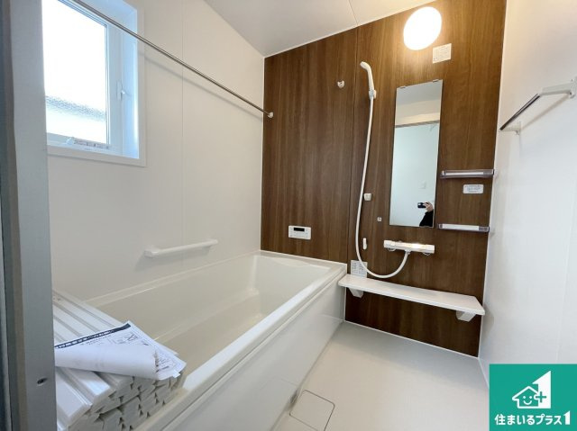 川辺郡猪名川町伏見台　第8期　新築一戸建ての浴室|足をゆったり伸ばして寛げる浴槽です。窓が設けられていますので差し込む光が明るく穏やかな雰囲気にしてくれます♪浴室乾燥機も設置しているので、雨の日の洗濯物も安心です♪