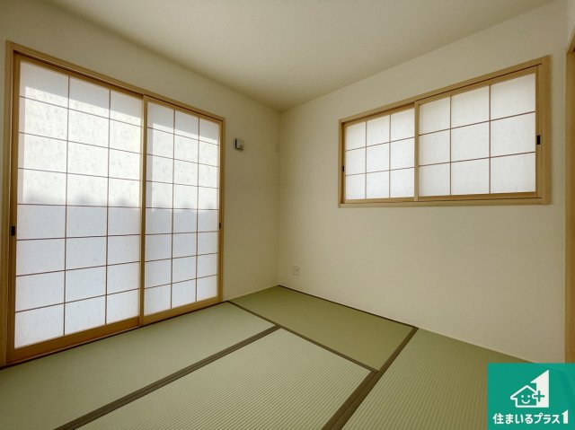 川辺郡猪名川町伏見台　第8期　新築一戸建ての和室|一室あると便利な和室は客間としてだけでなく、小さなお子様のプレイルームや食後のくつろぎスペースとしてもご利用いただけます。収納もついていますので大活躍間違いなし！
