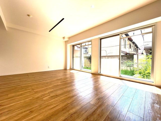 ◆京阪本線『中書島』駅徒歩４分＆３沿線利用可能◆令和６年８月フルリノベーション完了◆ペルル伏見桃山Ⅱの居間・リビング|リビング