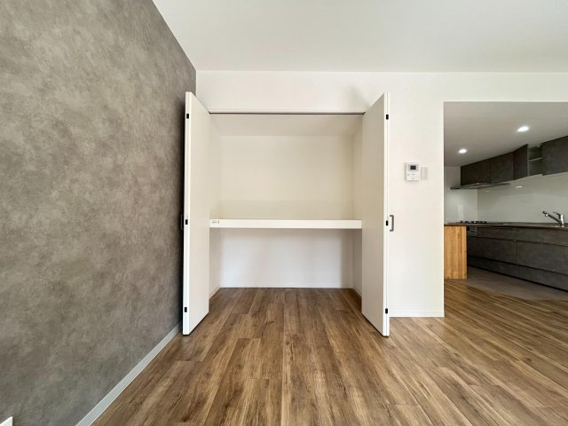 ◆京阪本線『中書島』駅徒歩４分＆３沿線利用可能◆令和６年８月フルリノベーション完了◆ペルル伏見桃山Ⅱの居間・リビング|リビング収納