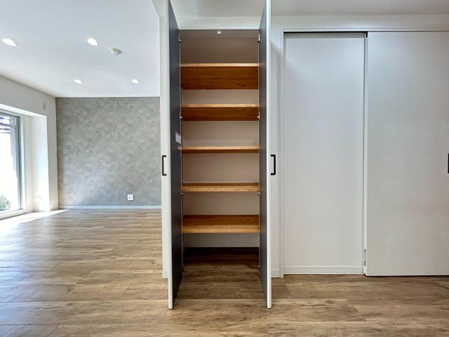 ◆京阪本線『中書島』駅徒歩４分＆３沿線利用可能◆令和６年８月フルリノベーション完了◆ペルル伏見桃山Ⅱの居間・リビング|リビング収納