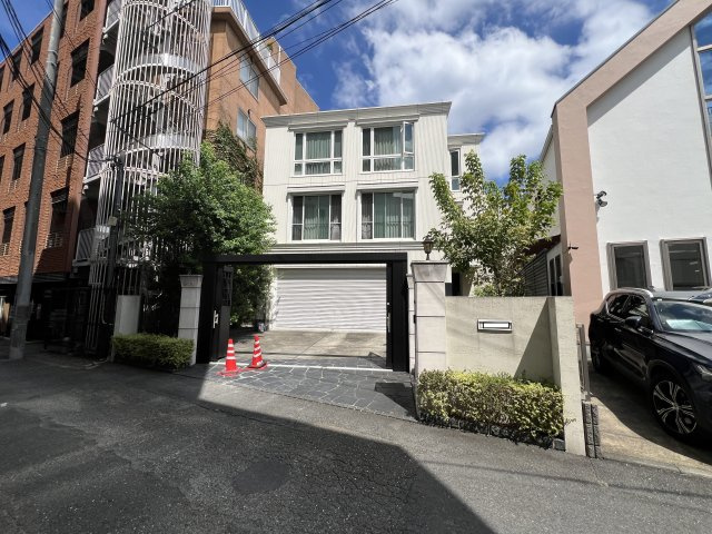 ハウスメーカー施工！建坪約70坪の収納豊富な広々戸建の外観