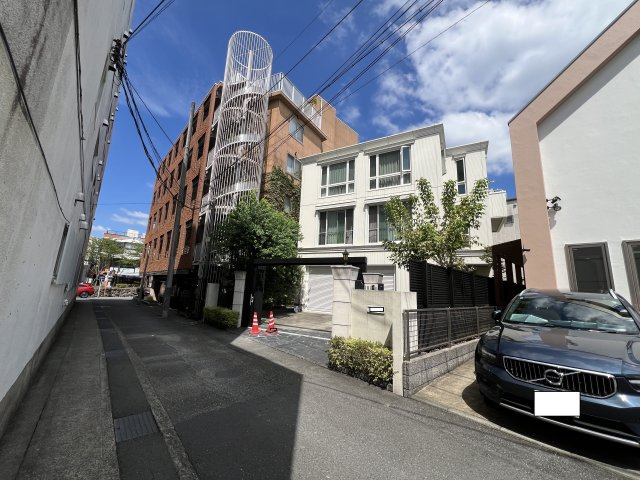 ハウスメーカー施工！建坪約70坪の収納豊富な広々戸建の前面道路含む現地写真