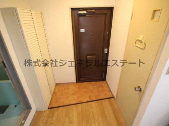 コーポ萱島の玄関|収納もある玄関です