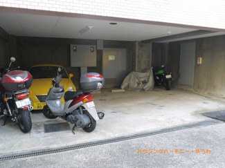 【その他共用部分】 | 建物内に、駐車場・バイク置場があります。