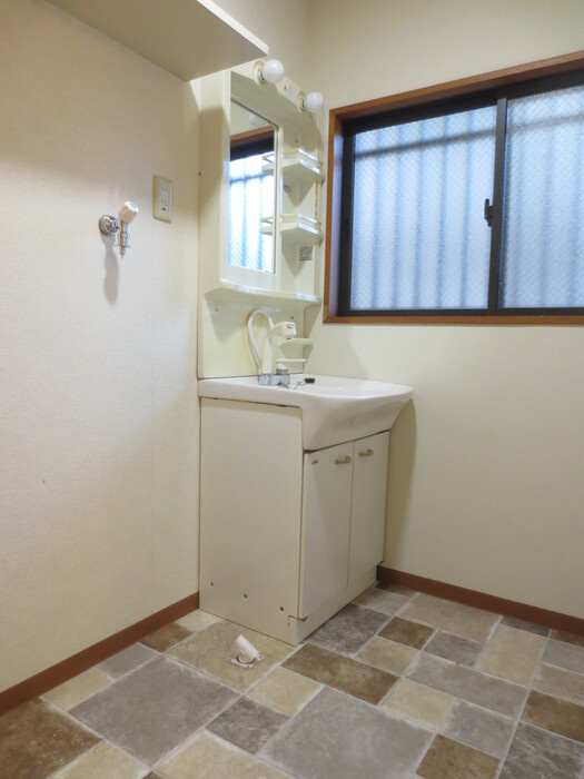 ラベンダー日向の洗面所|明るい洗面所です