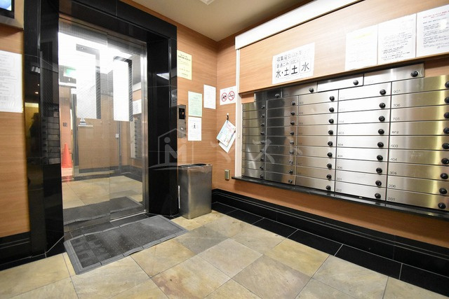 プレサンス心斎橋EASTのロビー