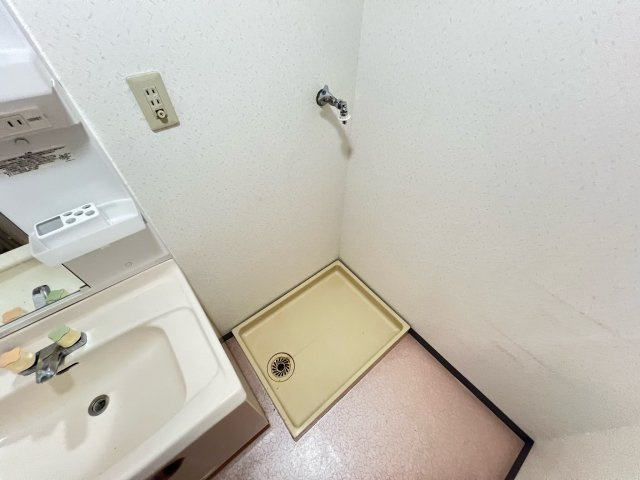 コスモ一橋学園の設備|室内にある洗濯機置場です
