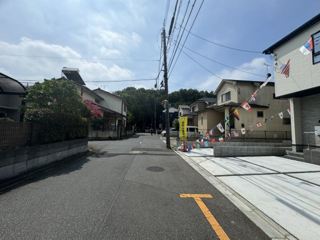 柏市南逆井6丁目新築戸建【逆井小学校：10分】の前面道路含む現地写真|北東側前面道路・幅員約5.9ｍ