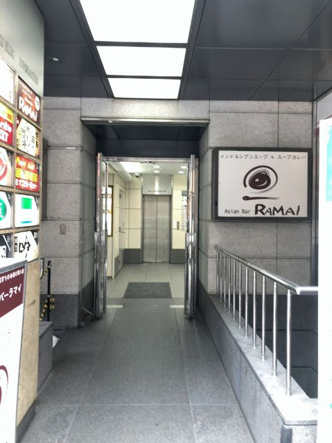 亀楽ビルのエントランス