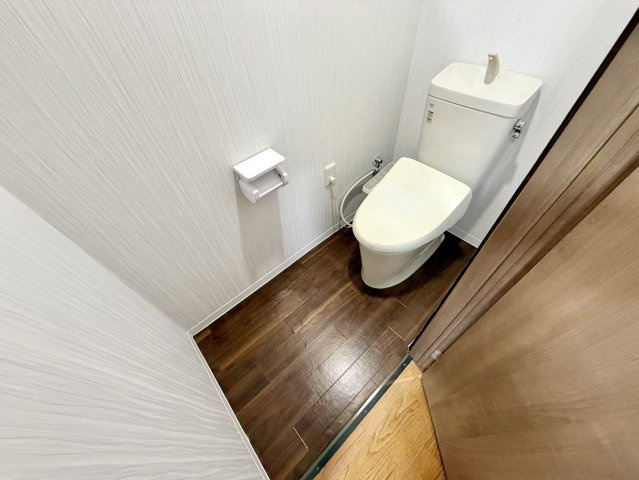 【トイレ】 | 若江西新町1丁目貸家 | 温水洗浄暖房便座付きのトイレとなっております。