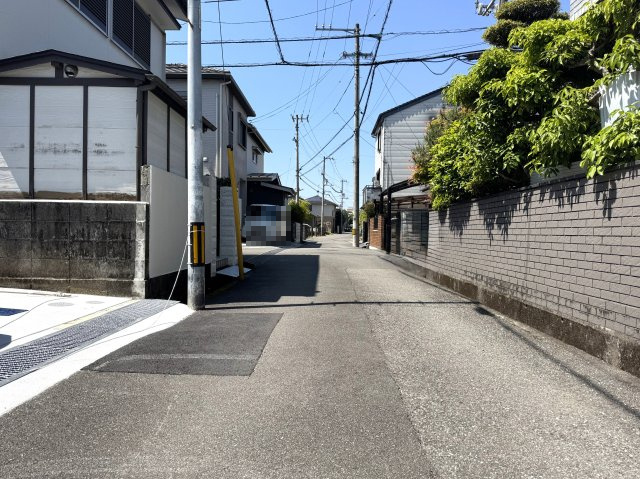 高知市薊野西町1丁目の前面道路含む現地写真|西向きを撮影。本物件は画面左側です。