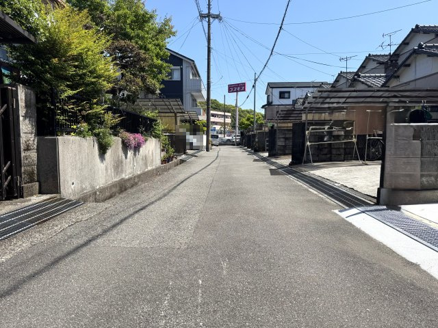 高知市薊野西町1丁目の前面道路含む現地写真|東向きを撮影。正面には高知北環状線沿い「コスモス薊野店」さんの看板が見えます。本物件は画面右側です。