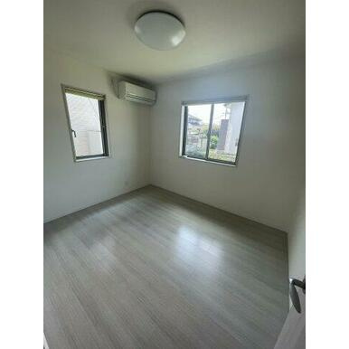 新山貸家の洋室