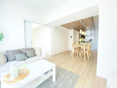 【居間・リビング】 | ヒルテラス横浜・保土ヶ谷壱番館 | 約21帖のリビングは南向きで日当たり・風通し◎
2024年7月新規リノベーション！