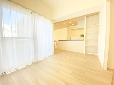 【居間・リビング】 | ヒルテラス横浜・保土ヶ谷壱番館 | 別アングルから見たLDKです。