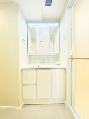 【独立洗面台】 | ヒルテラス横浜・保土ヶ谷壱番館 | 三面鏡付洗面化粧台です。
髪のセットやお化粧もストレスなくこなせ、朝から気分良く通勤通学に向かえそうですね。