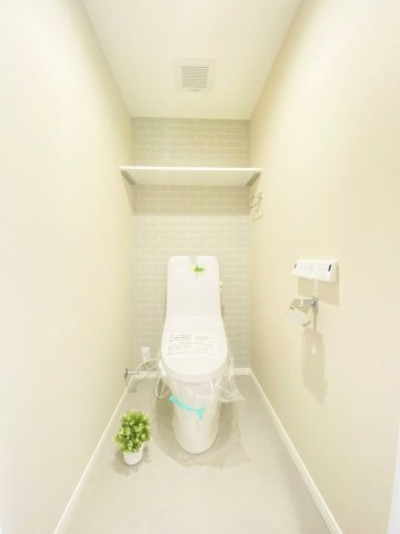 【トイレ】 | ヒルテラス横浜・保土ヶ谷壱番館 | 温水洗浄便座付のトイレです。
毎日使う場所だから、より快適な空間に仕上げられています。