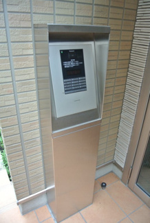 【エントランス】 | 共用エントランスは不審者の侵入を未然に防ぐオートロック付き！防犯対策充実しています◎
