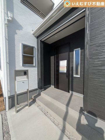 Livele Garden.S　鴻巣箕田第5のエントランス|落ち着いた色づかいのエントランス
駐車場からアクセスの良いエントランス。雨の日や荷物が多くても安心の動線♪