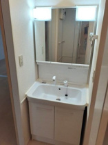 ゆったりとスペースのある洗面所