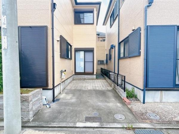 交野市幾野4丁目　中古一戸建ての駐車場|カースペース
■物件内覧・資金計画相談・住宅ローン相談、リフォーム相談、お問合せ受付中■
※当日・翌日のご内覧、ご相談はお電話でのお問合せがスムーズです！