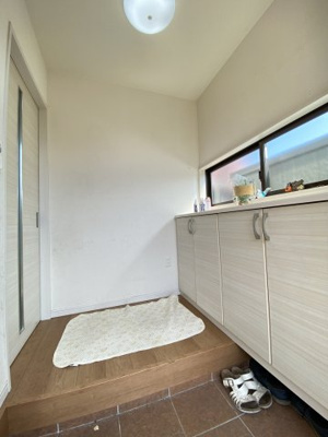 【玄関】 | 熊谷市円光1丁目　中古住宅   | 現地(2024年9月撮影)