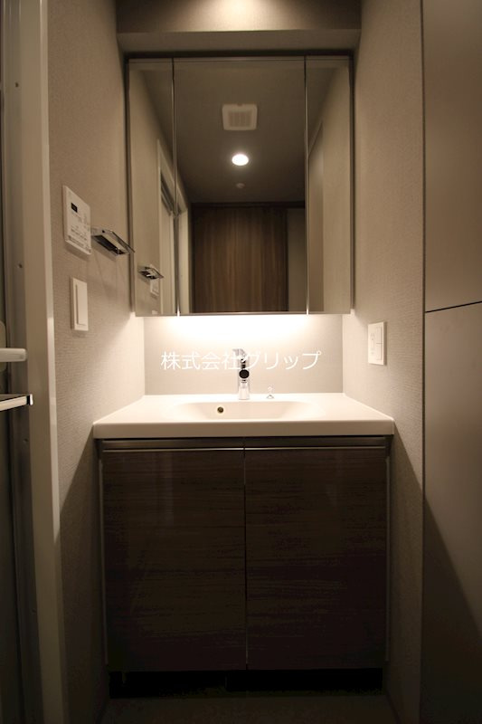 ドゥーエ横濱鶴見の独立洗面台