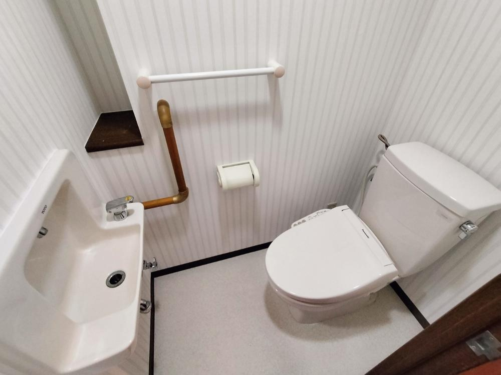 ライオンズマンション忍ヶ丘のトイレ|トイレ　温水洗浄便座　手すり　手洗い場付き■物件内覧・資金計画相談・住宅ローン相談、リフォーム相談、お問合せ受付中■
※当日・翌日のご内覧、ご相談はお電話でのお問合せがスムーズです！