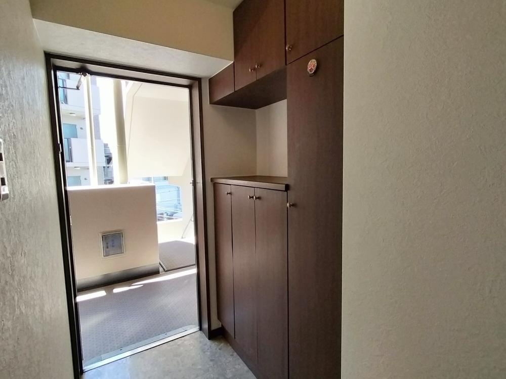 ライオンズマンション忍ヶ丘の玄関|玄関　シューズボックス■物件内覧・資金計画相談・住宅ローン相談、リフォーム相談、お問合せ受付中■
※当日・翌日のご内覧、ご相談はお電話でのお問合せがスムーズです！