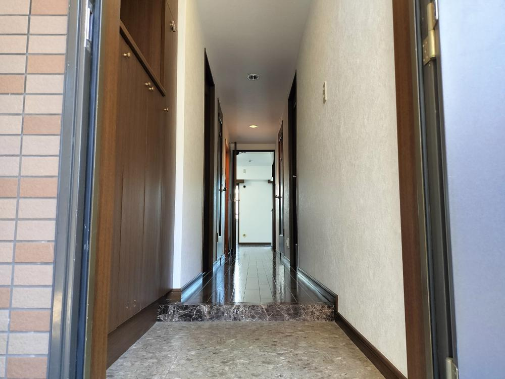 ライオンズマンション忍ヶ丘の内装|玄関ホール■物件内覧・資金計画相談・住宅ローン相談、リフォーム相談、お問合せ受付中■
※当日・翌日のご内覧、ご相談はお電話でのお問合せがスムーズです！