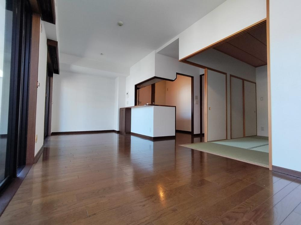 ライオンズマンション忍ヶ丘の居間・リビング|LDK13.8帖　南東向き　陽当り通風良好■物件内覧・資金計画相談・住宅ローン相談、リフォーム相談、お問合せ受付中■
※当日・翌日のご内覧、ご相談はお電話でのお問合せがスムーズです！