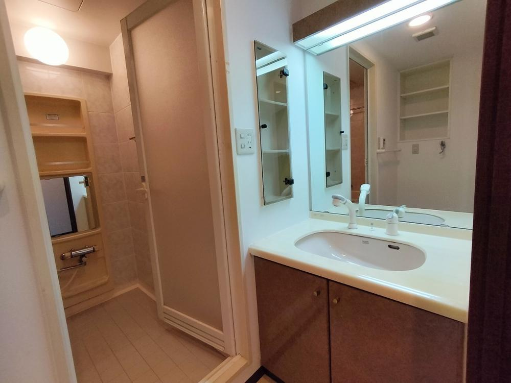 ライオンズマンション忍ヶ丘の脱衣所|洗面脱衣室　シャワー付き洗面化粧台■物件内覧・資金計画相談・住宅ローン相談、リフォーム相談、お問合せ受付中■
※当日・翌日のご内覧、ご相談はお電話でのお問合せがスムーズです！