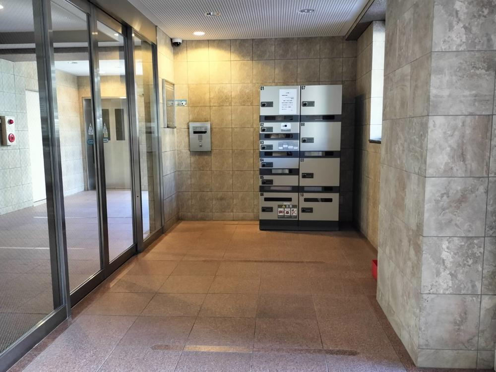 ライオンズマンション忍ヶ丘のエントランス|エントランス　宅配ボックス■物件内覧・資金計画相談・住宅ローン相談、リフォーム相談、お問合せ受付中■
※当日・翌日のご内覧、ご相談はお電話でのお問合せがスムーズです！