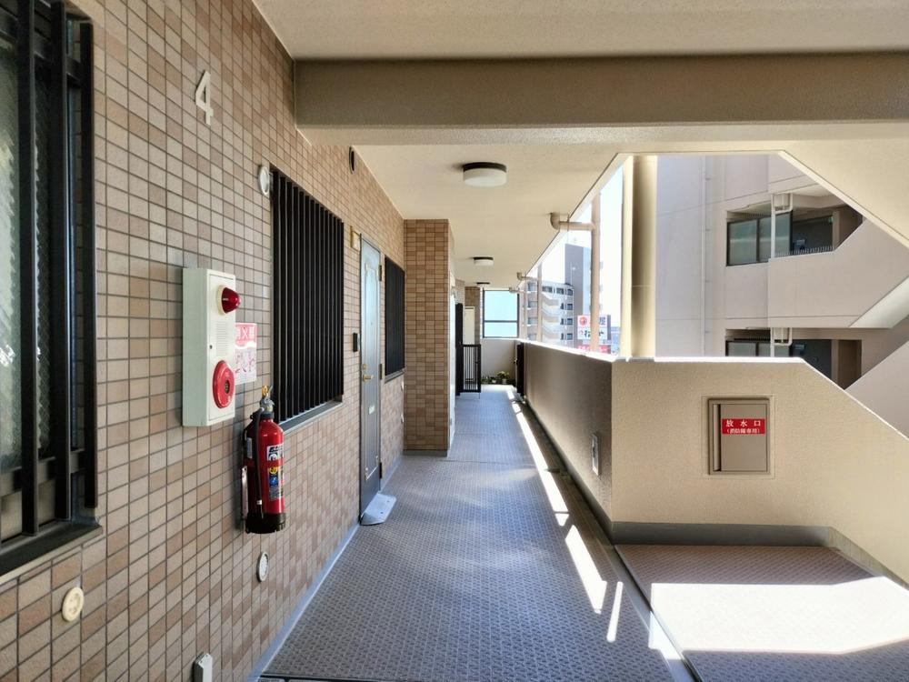 ライオンズマンション忍ヶ丘のその他共用部分|玄関前の廊下■物件内覧・資金計画相談・住宅ローン相談、リフォーム相談、お問合せ受付中■
※当日・翌日のご内覧、ご相談はお電話でのお問合せがスムーズです！