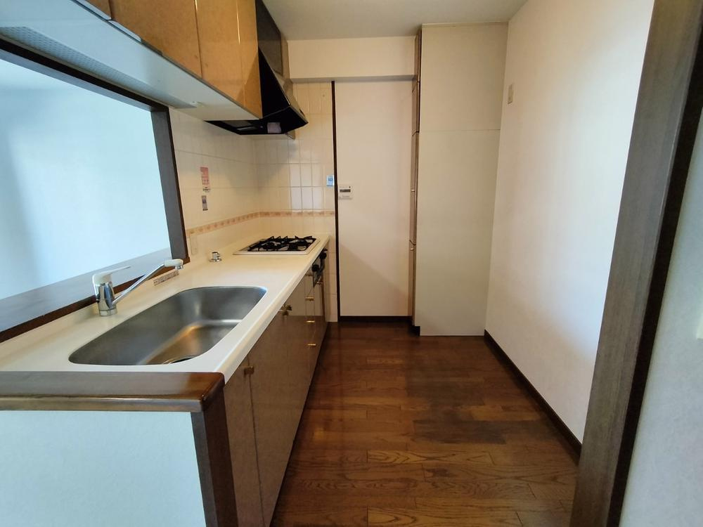 ライオンズマンション忍ヶ丘のキッチン|システムキッチン　３口コンロ■物件内覧・資金計画相談・住宅ローン相談、リフォーム相談、お問合せ受付中■
※当日・翌日のご内覧、ご相談はお電話でのお問合せがスムーズです！