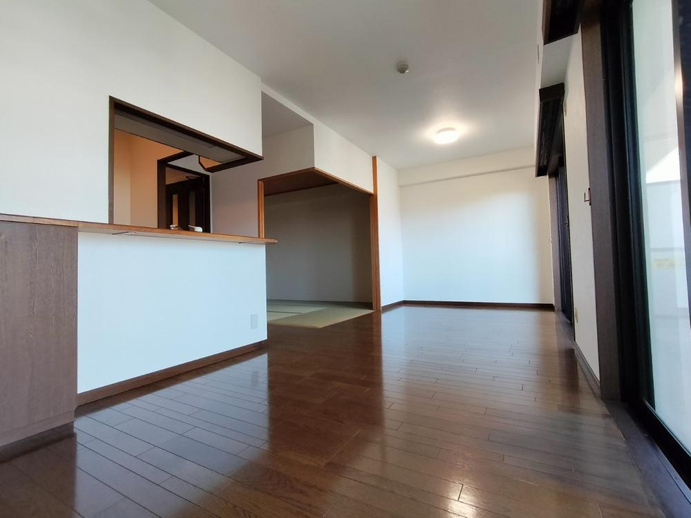 ライオンズマンション忍ヶ丘のキッチン|LDK13.8帖　カウンターキッチン　南東向きで陽当たり良好■物件内覧・資金計画相談・住宅ローン相談、リフォーム相談、お問合せ受付中■
※当日・翌日のご内覧、ご相談はお電話でのお問合せがスムーズです！