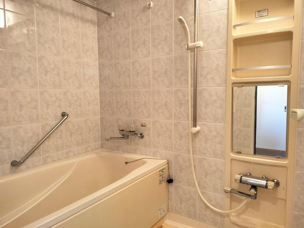 ライオンズマンション忍ヶ丘の浴室|浴室　手すり付き　浴室換気乾燥暖房機■物件内覧・資金計画相談・住宅ローン相談、リフォーム相談、お問合せ受付中■
※当日・翌日のご内覧、ご相談はお電話でのお問合せがスムーズです！