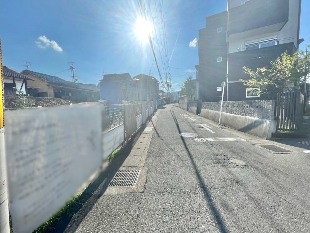 長岡京市開田1丁目　建築条件なし土地の前面道路含む現地写真