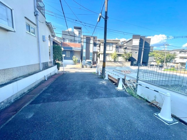 長岡京市開田1丁目　建築条件なし土地の前面道路含む現地写真