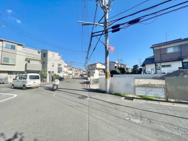 長岡京市開田1丁目　建築条件なし土地の前面道路含む現地写真
