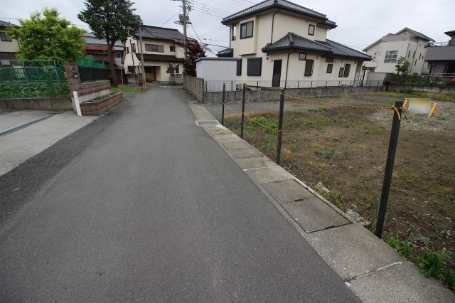 小山市小山の前面道路含む現地写真